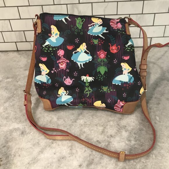 Disney Dooney & Bourke Crossbody Alice in Wonderland 65th Anniversary Teatime - Picture 8 of 15